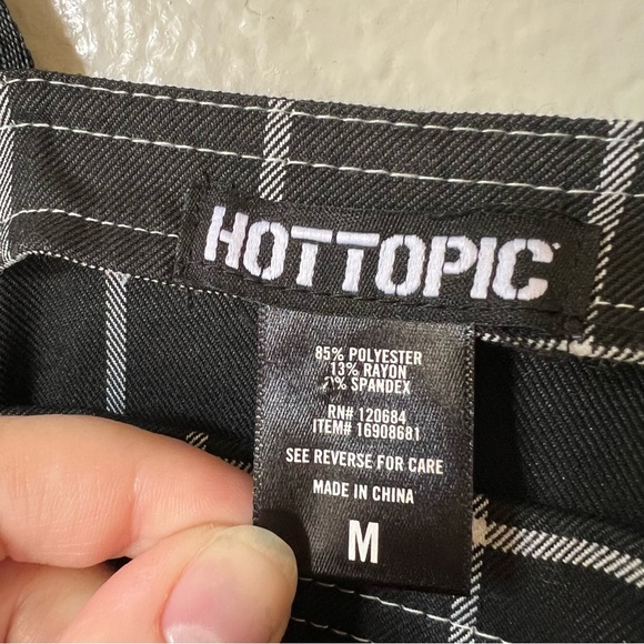 Hot Topic | Grid Print Shortalls - Picture 4 of 7